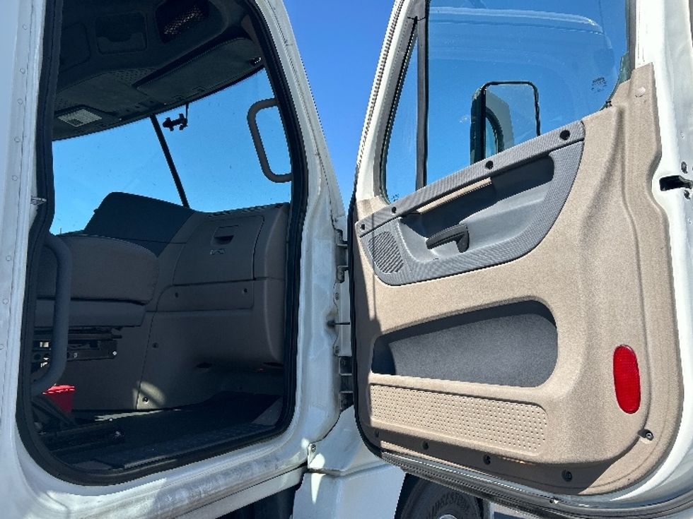 Day Cab Tractor-Heavy Duty Tractors-Freightliner-2017-Cascadia 12564ST-Las Vegas-NV-220,386\n\t\tmiles-$ 39,250 - Image 12
