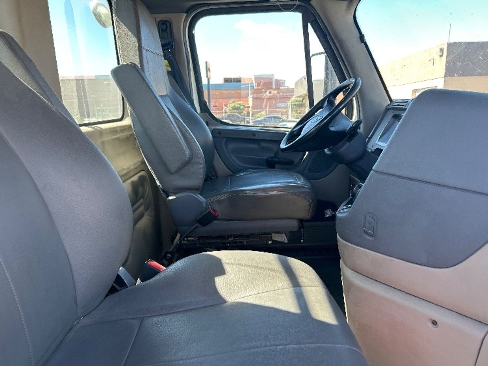 Day Cab Tractor-Heavy Duty Tractors-Freightliner-2017-Cascadia 12564ST-Las Vegas-NV-220,386\n\t\tmiles-$ 39,250 - Image 14
