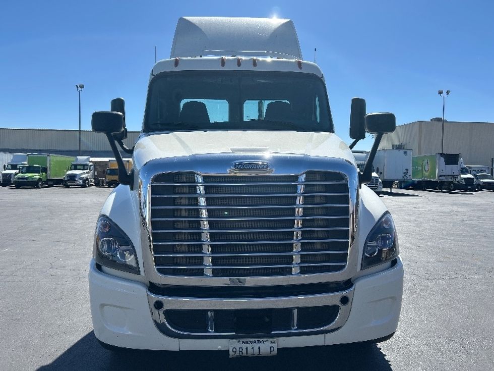 Day Cab Tractor-Heavy Duty Tractors-Freightliner-2017-Cascadia 12564ST-Las Vegas-NV-220,386\n\t\tmiles-$ 39,250 - Image 2