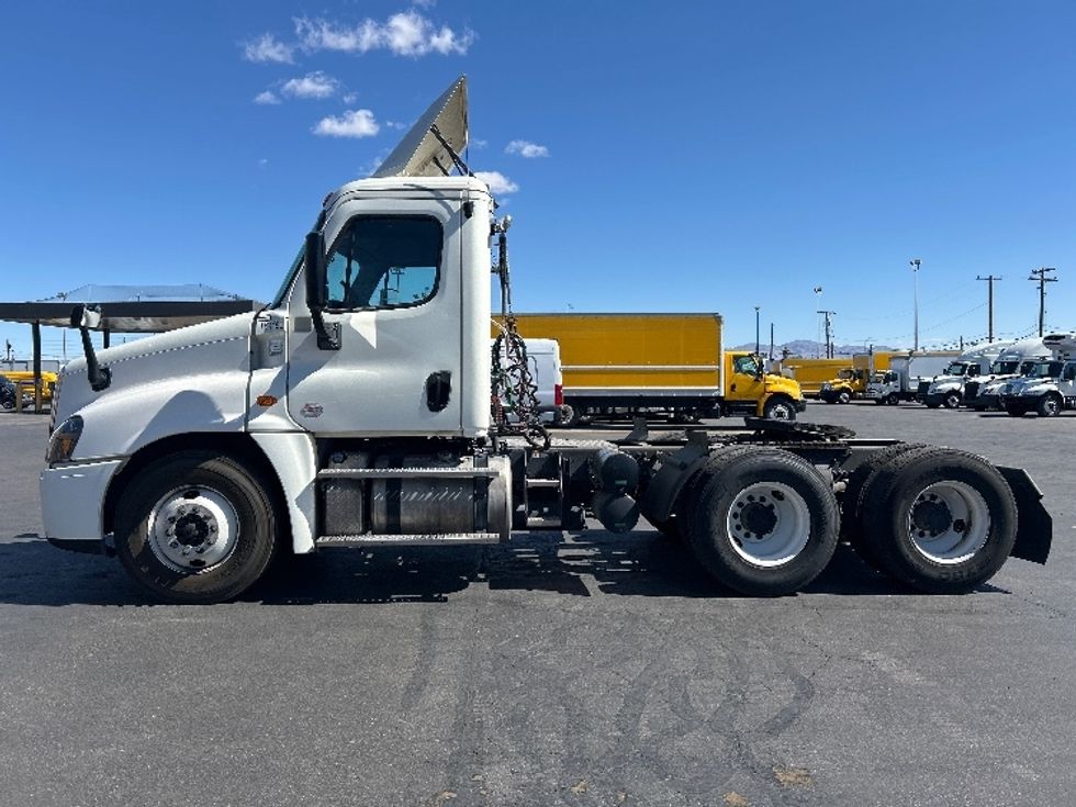 Day Cab Tractor-Heavy Duty Tractors-Freightliner-2017-Cascadia 12564ST-Las Vegas-NV-220,386\n\t\tmiles-$ 39,250 - Image 4