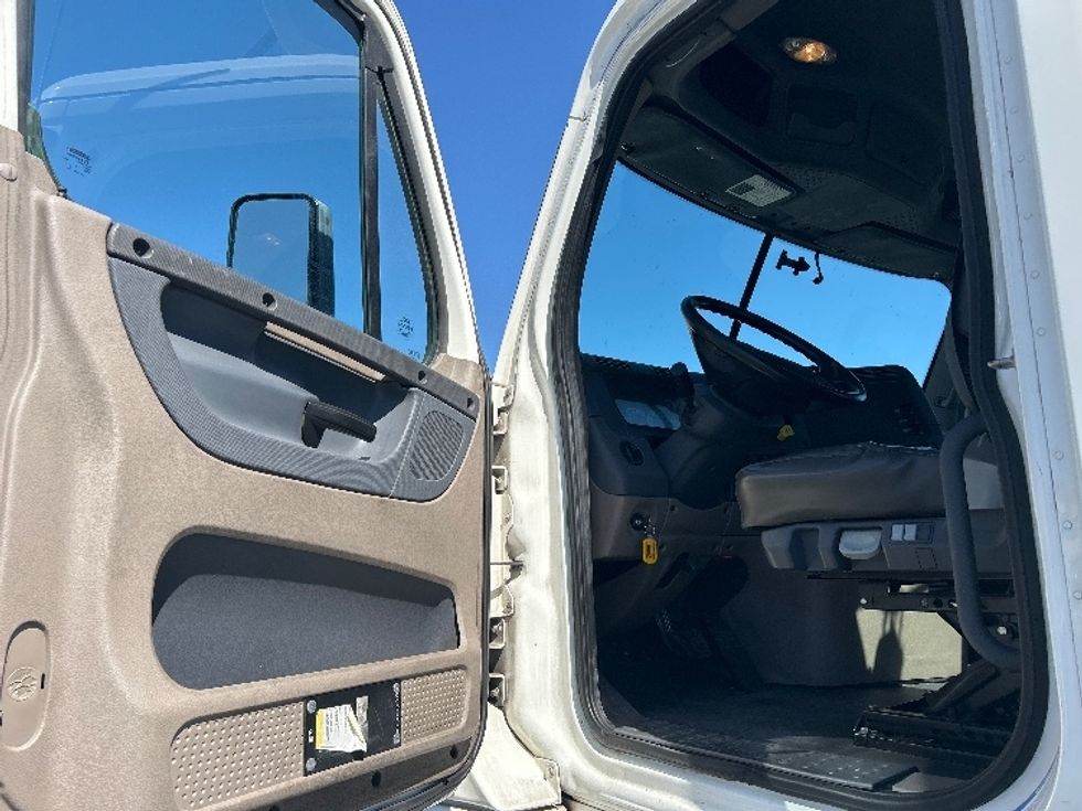 Day Cab Tractor-Heavy Duty Tractors-Freightliner-2017-Cascadia 12564ST-Las Vegas-NV-220,386\n\t\tmiles-$ 39,250 - Image 9