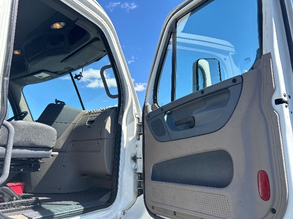 Day Cab Tractor-Heavy Duty Tractors-Freightliner-2017-Cascadia 12564ST-Las Vegas-NV-273,642\n\t\tmiles-$ 37,500 - Image 12