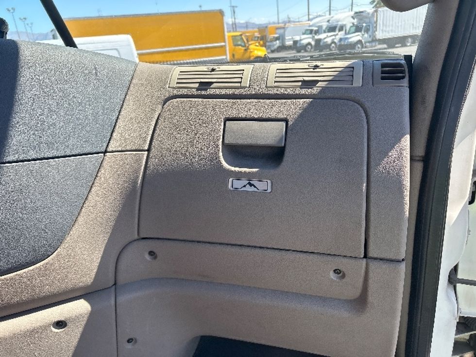 Day Cab Tractor-Heavy Duty Tractors-Freightliner-2017-Cascadia 12564ST-Las Vegas-NV-273,642\n\t\tmiles-$ 37,500 - Image 13
