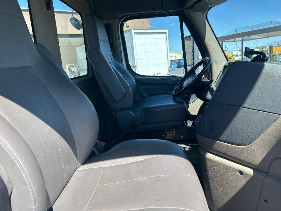 Day Cab Tractor-Heavy Duty Tractors-Freightliner-2017-Cascadia 12564ST-Las Vegas-NV-273,642\n\t\tmiles-$ 37,500 - Image 14