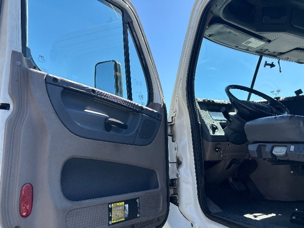 Day Cab Tractor-Heavy Duty Tractors-Freightliner-2017-Cascadia 12564ST-Las Vegas-NV-273,642\n\t\tmiles-$ 37,500 - Image 9