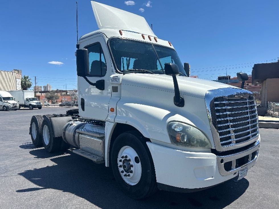Day Cab Tractor-Heavy Duty Tractors-Freightliner-2017-Cascadia 12564ST-Las Vegas-NV-337,800\n\t\tmiles-$ 35,500 - Image 1