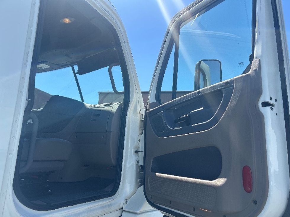 Day Cab Tractor-Heavy Duty Tractors-Freightliner-2017-Cascadia 12564ST-Las Vegas-NV-337,800\n\t\tmiles-$ 35,500 - Image 12