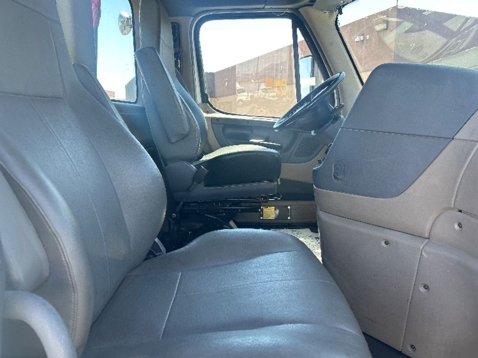 Day Cab Tractor-Heavy Duty Tractors-Freightliner-2017-Cascadia 12564ST-Las Vegas-NV-337,800\n\t\tmiles-$ 35,500 - Image 14