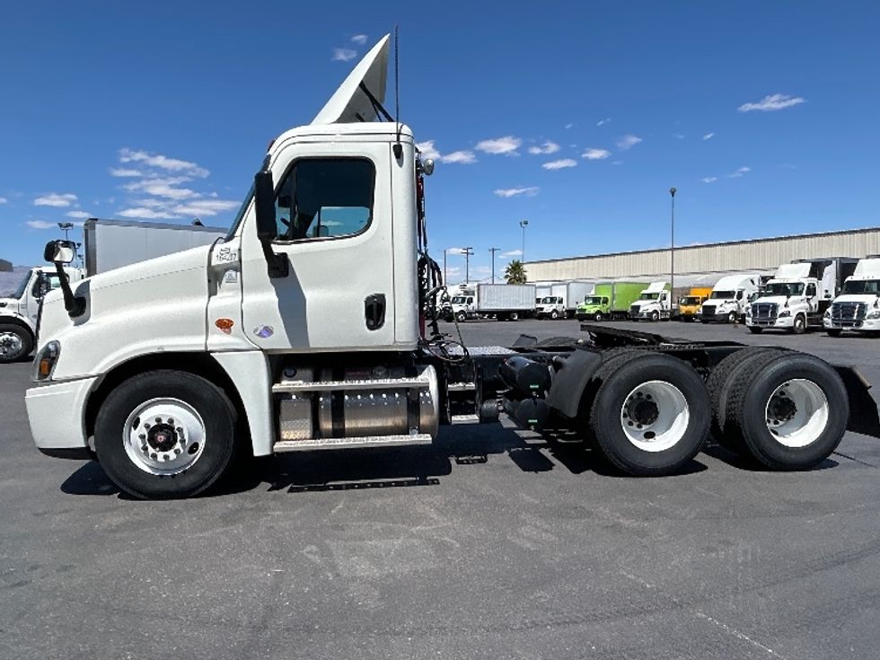 Day Cab Tractor-Heavy Duty Tractors-Freightliner-2017-Cascadia 12564ST-Las Vegas-NV-337,800\n\t\tmiles-$ 35,500 - Image 4