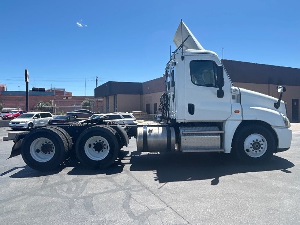 Day Cab Tractor-Heavy Duty Tractors-Freightliner-2017-Cascadia 12564ST-Las Vegas-NV-337,800\n\t\tmiles-$ 35,500 - Image 8