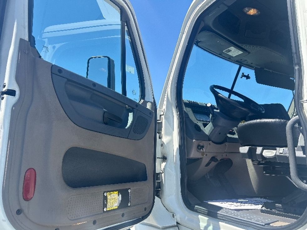 Day Cab Tractor-Heavy Duty Tractors-Freightliner-2017-Cascadia 12564ST-Las Vegas-NV-337,800\n\t\tmiles-$ 35,500 - Image 9