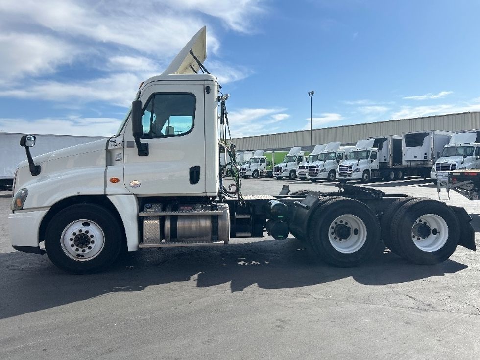 Day Cab Tractor-Heavy Duty Tractors-Freightliner-2017-Cascadia 12564ST-Las Vegas-NV-37,039\n\t\tmiles-$ 39,250 - Image 4
