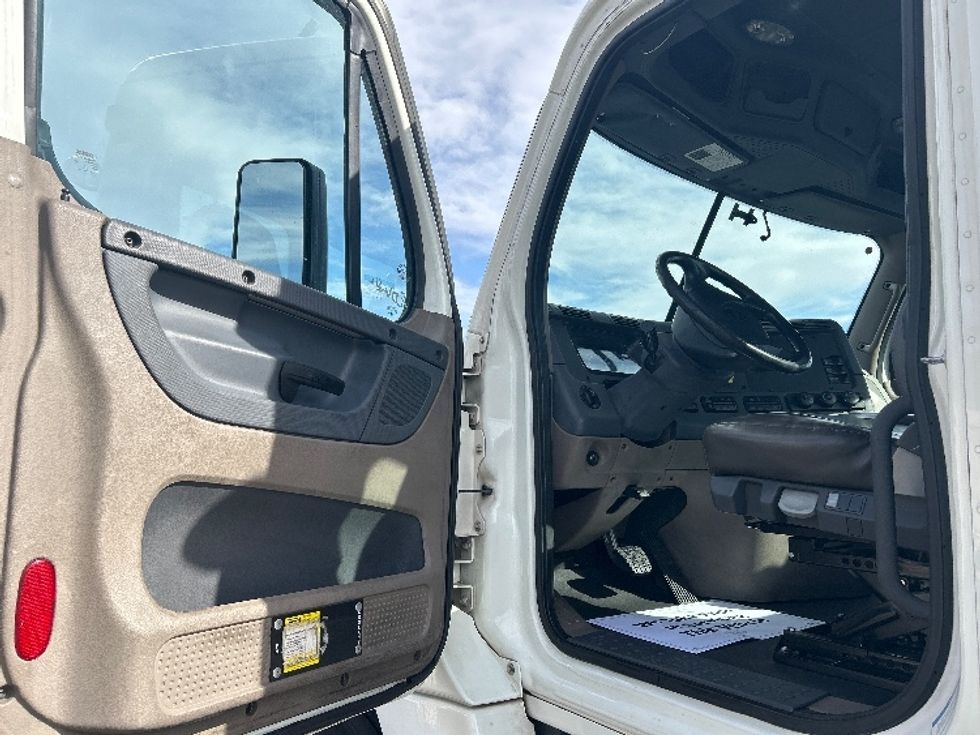 Day Cab Tractor-Heavy Duty Tractors-Freightliner-2017-Cascadia 12564ST-Las Vegas-NV-37,039\n\t\tmiles-$ 39,250 - Image 9