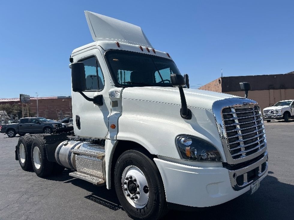 Day Cab Tractor-Heavy Duty Tractors-Freightliner-2017-Cascadia 12564ST-Las Vegas-NV-82,000\n\t\tmiles-$ 39,250 - Image 1