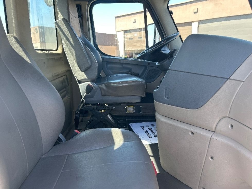 Day Cab Tractor-Heavy Duty Tractors-Freightliner-2017-Cascadia 12564ST-Las Vegas-NV-82,000\n\t\tmiles-$ 39,250 - Image 14