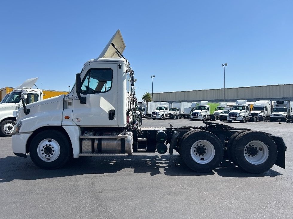 Day Cab Tractor-Heavy Duty Tractors-Freightliner-2017-Cascadia 12564ST-Las Vegas-NV-82,000\n\t\tmiles-$ 39,250 - Image 4
