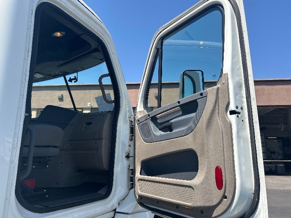 Day Cab Tractor-Heavy Duty Tractors-Freightliner-2017-Cascadia 12564ST-Las Vegas-NV-91,708\n\t\tmiles-$ 36,250 - Image 12