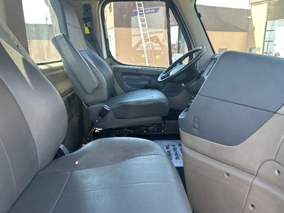 Day Cab Tractor-Heavy Duty Tractors-Freightliner-2017-Cascadia 12564ST-Las Vegas-NV-91,708\n\t\tmiles-$ 36,250 - Image 14