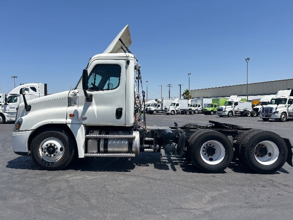 Day Cab Tractor-Heavy Duty Tractors-Freightliner-2017-Cascadia 12564ST-Las Vegas-NV-96,041\n\t\tmiles-$ 39,250 - Image 4