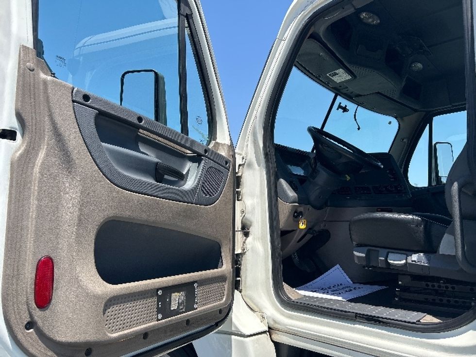 Day Cab Tractor-Heavy Duty Tractors-Freightliner-2017-Cascadia 12564ST-Las Vegas-NV-96,041\n\t\tmiles-$ 39,250 - Image 9