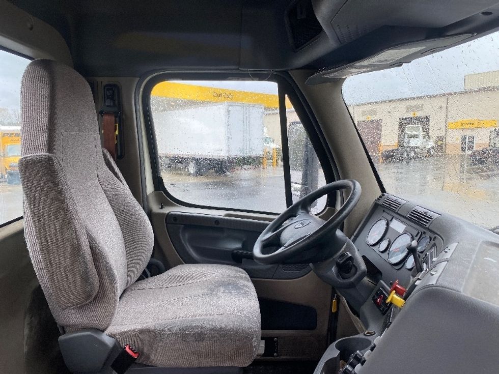 Day Cab Tractor-Heavy Duty Tractors-Freightliner-2017-Cascadia 12564ST-Lithia Springs-GA-572,589\n\t\tmiles-$ 29,500 - Image 14