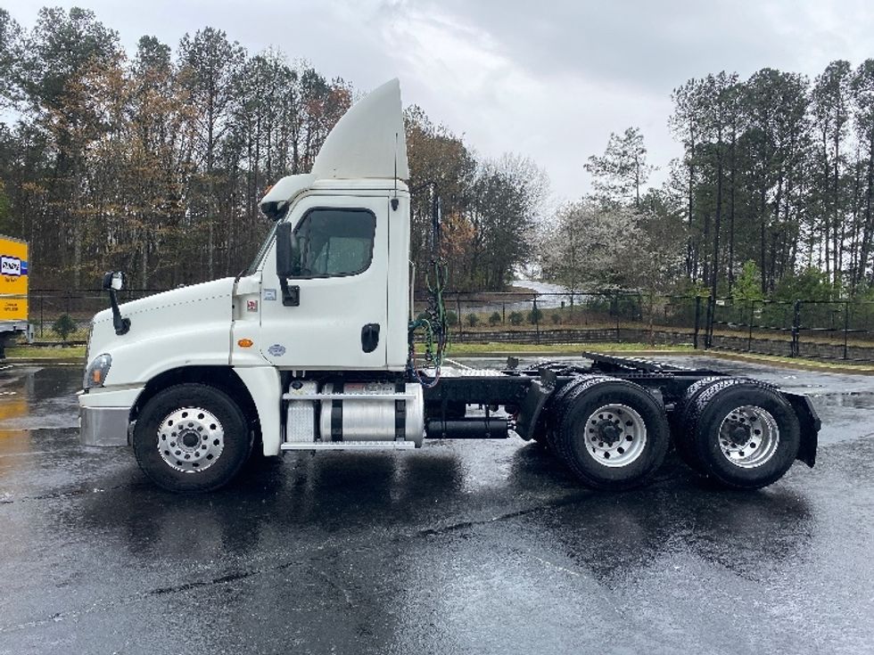 Day Cab Tractor-Heavy Duty Tractors-Freightliner-2017-Cascadia 12564ST-Lithia Springs-GA-572,589\n\t\tmiles-$ 29,500 - Image 4
