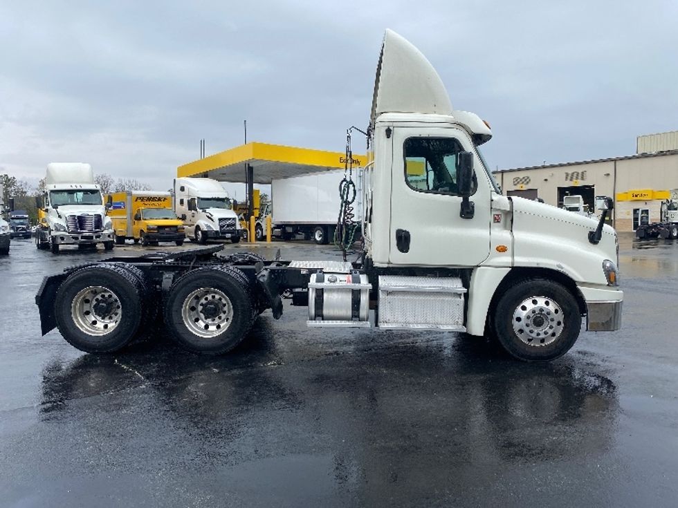 Day Cab Tractor-Heavy Duty Tractors-Freightliner-2017-Cascadia 12564ST-Lithia Springs-GA-572,589\n\t\tmiles-$ 29,500 - Image 8