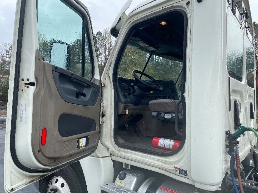 Day Cab Tractor-Heavy Duty Tractors-Freightliner-2017-Cascadia 12564ST-Lithia Springs-GA-572,589\n\t\tmiles-$ 29,500 - Image 9