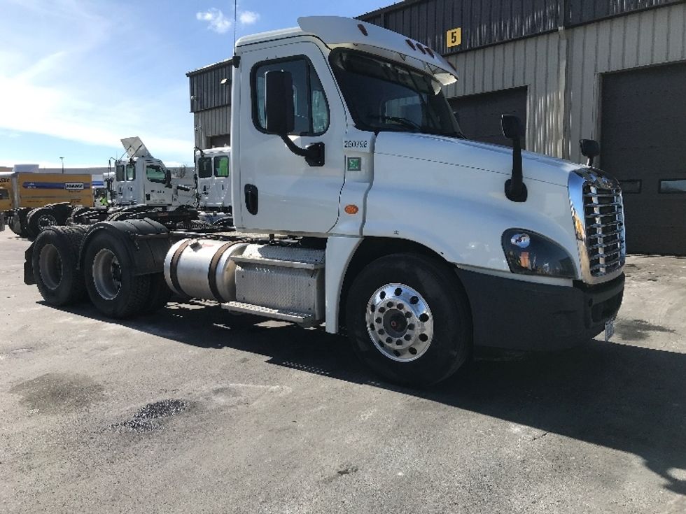 Day Cab Tractor-Heavy Duty Tractors-Freightliner-2017-Cascadia 12564ST-Londonderry-NH-346,803\n\t\tmiles-$ 35,500 - Image 1