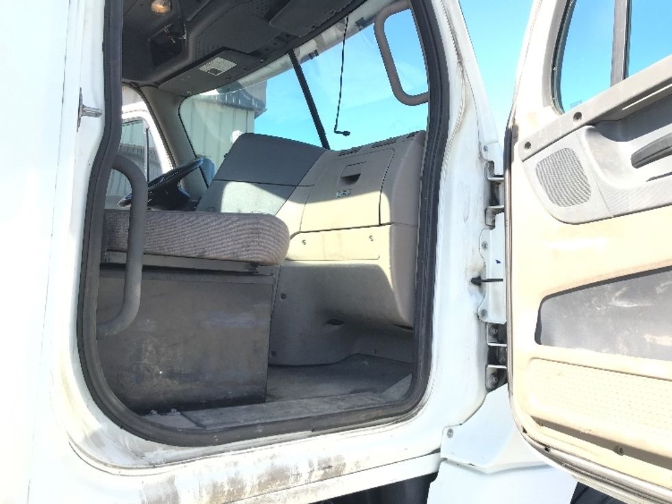 Day Cab Tractor-Heavy Duty Tractors-Freightliner-2017-Cascadia 12564ST-Londonderry-NH-346,803\n\t\tmiles-$ 35,500 - Image 12