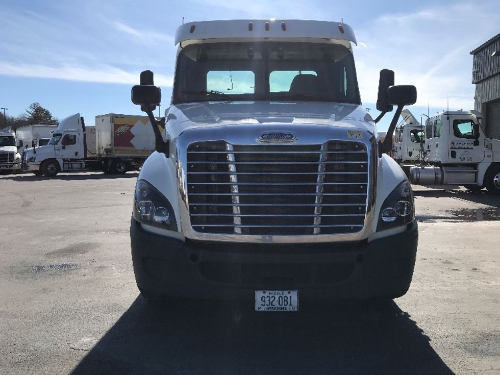 Day Cab Tractor-Heavy Duty Tractors-Freightliner-2017-Cascadia 12564ST-Londonderry-NH-346,803\n\t\tmiles-$ 35,500 - Image 2
