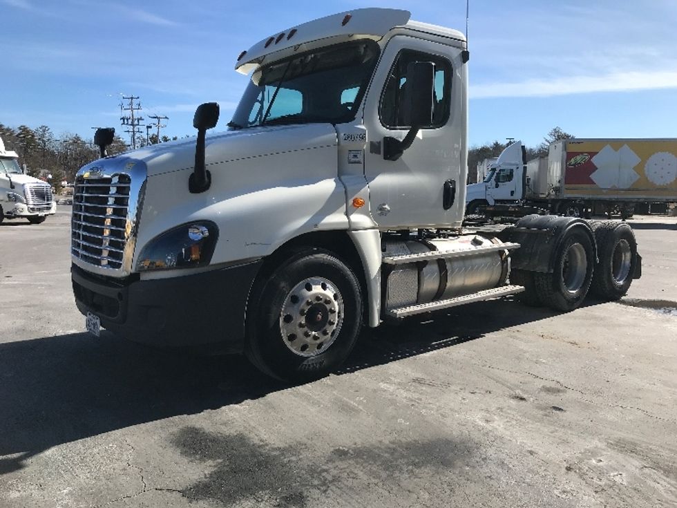 Day Cab Tractor-Heavy Duty Tractors-Freightliner-2017-Cascadia 12564ST-Londonderry-NH-346,803\n\t\tmiles-$ 35,500 - Image 3