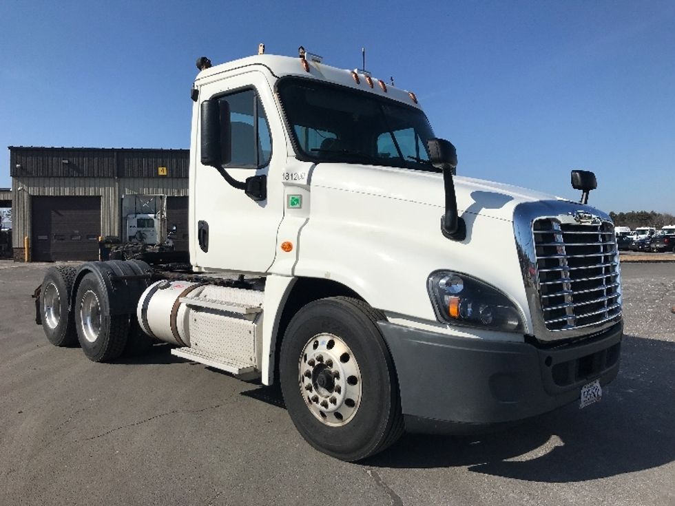 Day Cab Tractor-Heavy Duty Tractors-Freightliner-2017-Cascadia 12564ST-Londonderry-NH-357,864\n\t\tmiles-$ 33,000 - Image 1