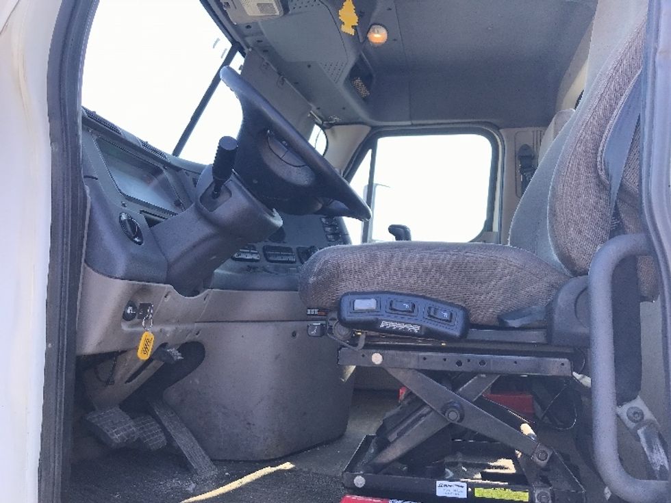 Day Cab Tractor-Heavy Duty Tractors-Freightliner-2017-Cascadia 12564ST-Londonderry-NH-357,864\n\t\tmiles-$ 33,000 - Image 10