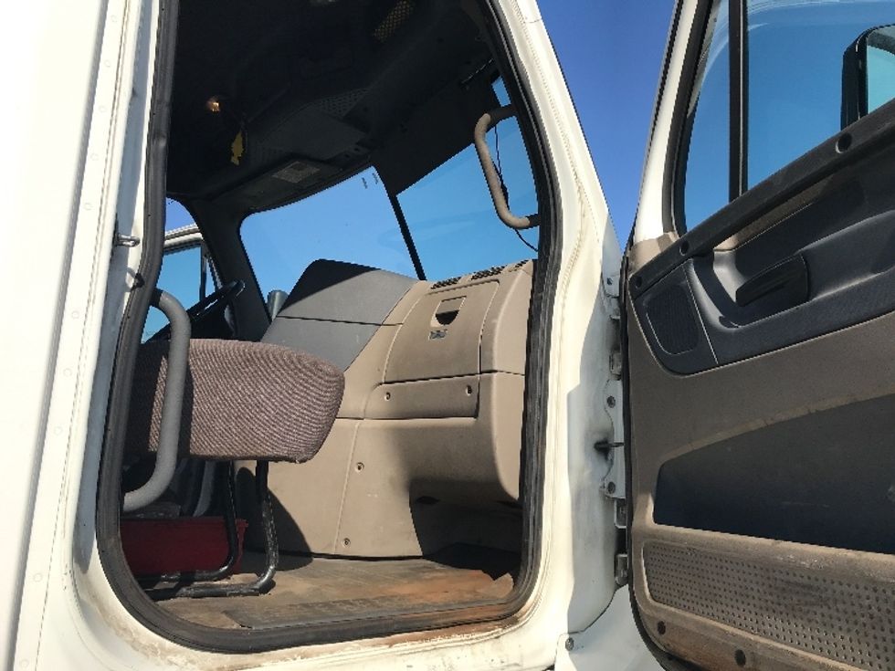 Day Cab Tractor-Heavy Duty Tractors-Freightliner-2017-Cascadia 12564ST-Londonderry-NH-357,864\n\t\tmiles-$ 33,000 - Image 12