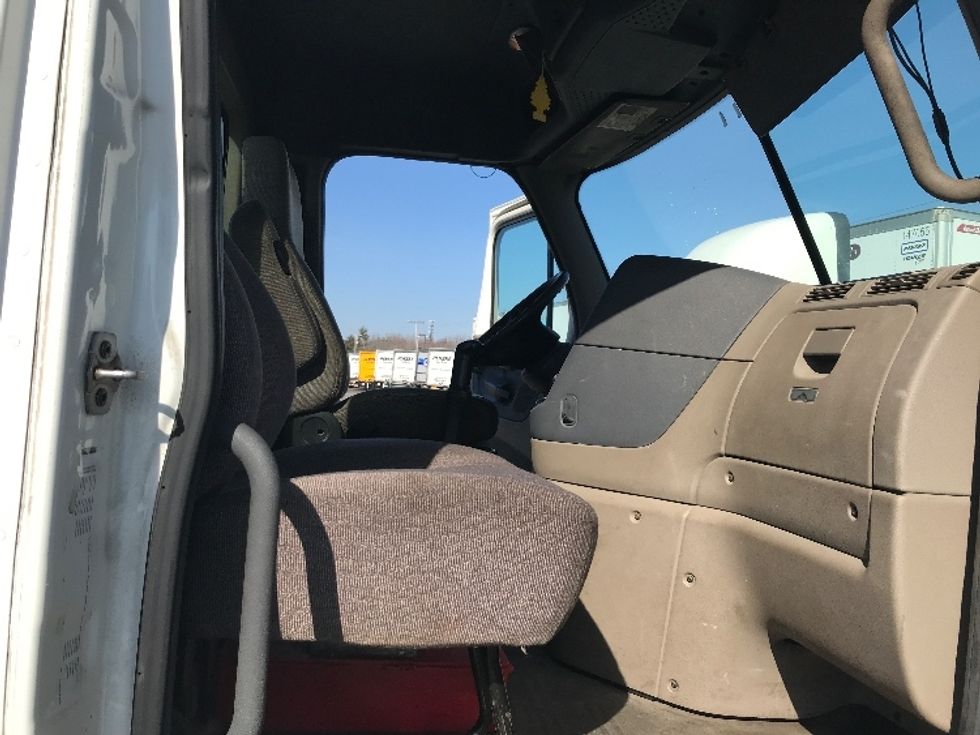 Day Cab Tractor-Heavy Duty Tractors-Freightliner-2017-Cascadia 12564ST-Londonderry-NH-357,864\n\t\tmiles-$ 33,000 - Image 14