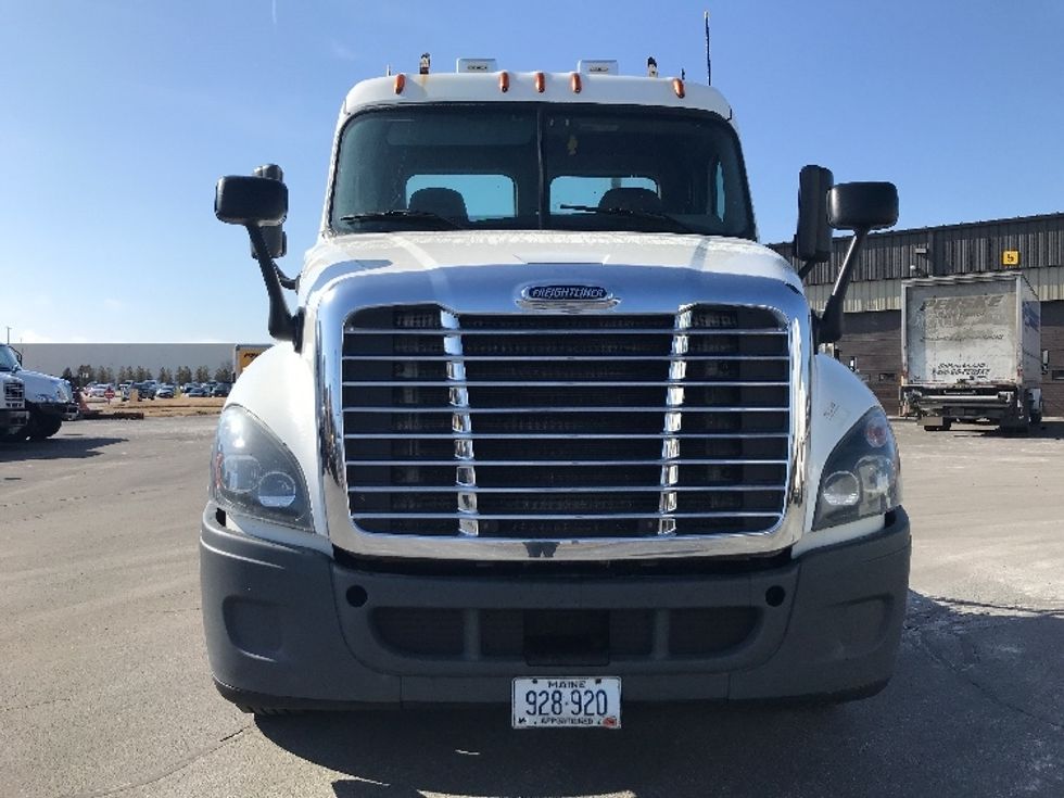 Day Cab Tractor-Heavy Duty Tractors-Freightliner-2017-Cascadia 12564ST-Londonderry-NH-357,864\n\t\tmiles-$ 33,000 - Image 2