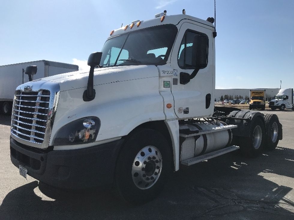 Day Cab Tractor-Heavy Duty Tractors-Freightliner-2017-Cascadia 12564ST-Londonderry-NH-357,864\n\t\tmiles-$ 33,000 - Image 3
