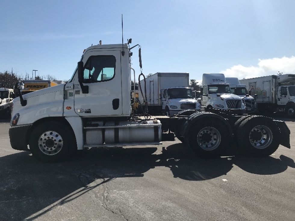 Day Cab Tractor-Heavy Duty Tractors-Freightliner-2017-Cascadia 12564ST-Londonderry-NH-357,864\n\t\tmiles-$ 33,000 - Image 4