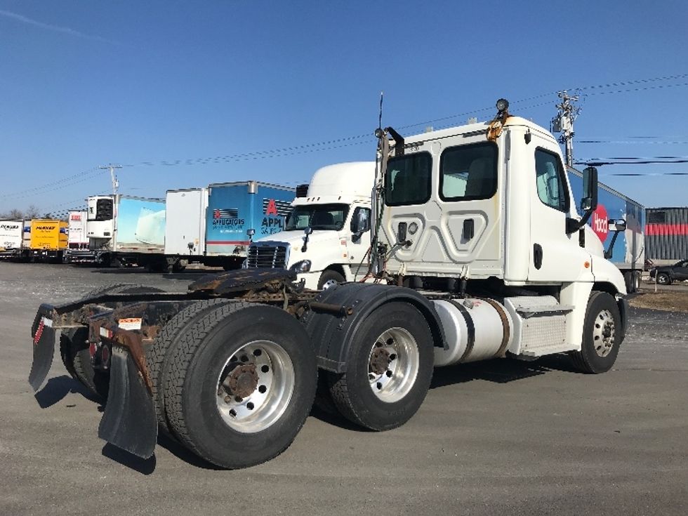 Day Cab Tractor-Heavy Duty Tractors-Freightliner-2017-Cascadia 12564ST-Londonderry-NH-357,864\n\t\tmiles-$ 33,000 - Image 7
