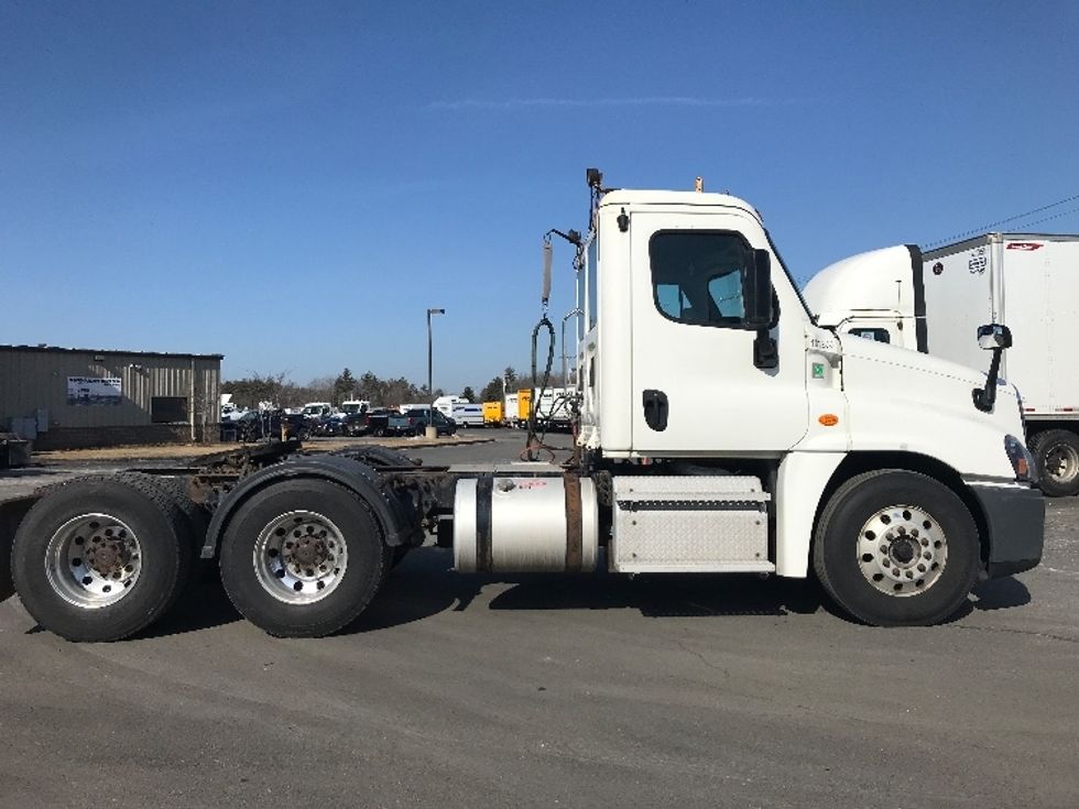 Day Cab Tractor-Heavy Duty Tractors-Freightliner-2017-Cascadia 12564ST-Londonderry-NH-357,864\n\t\tmiles-$ 33,000 - Image 8