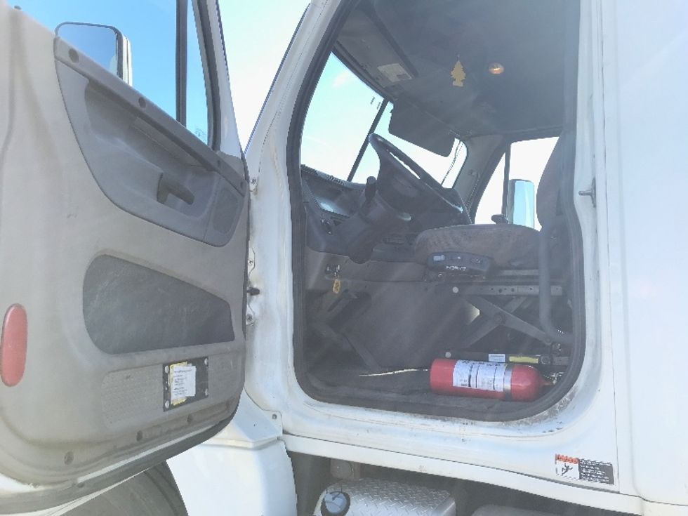 Day Cab Tractor-Heavy Duty Tractors-Freightliner-2017-Cascadia 12564ST-Londonderry-NH-357,864\n\t\tmiles-$ 33,000 - Image 9