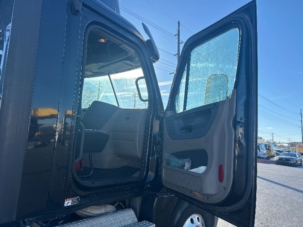 Day Cab Tractor-Heavy Duty Tractors-Freightliner-2017-Cascadia 12564ST-Lowell-AR-452,430\n\t\tmiles-$ 31,500 - Image 12