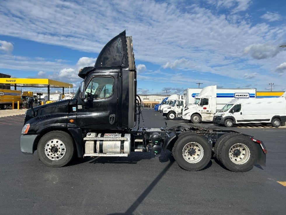 Day Cab Tractor-Heavy Duty Tractors-Freightliner-2017-Cascadia 12564ST-Lowell-AR-452,430\n\t\tmiles-$ 31,500 - Image 4