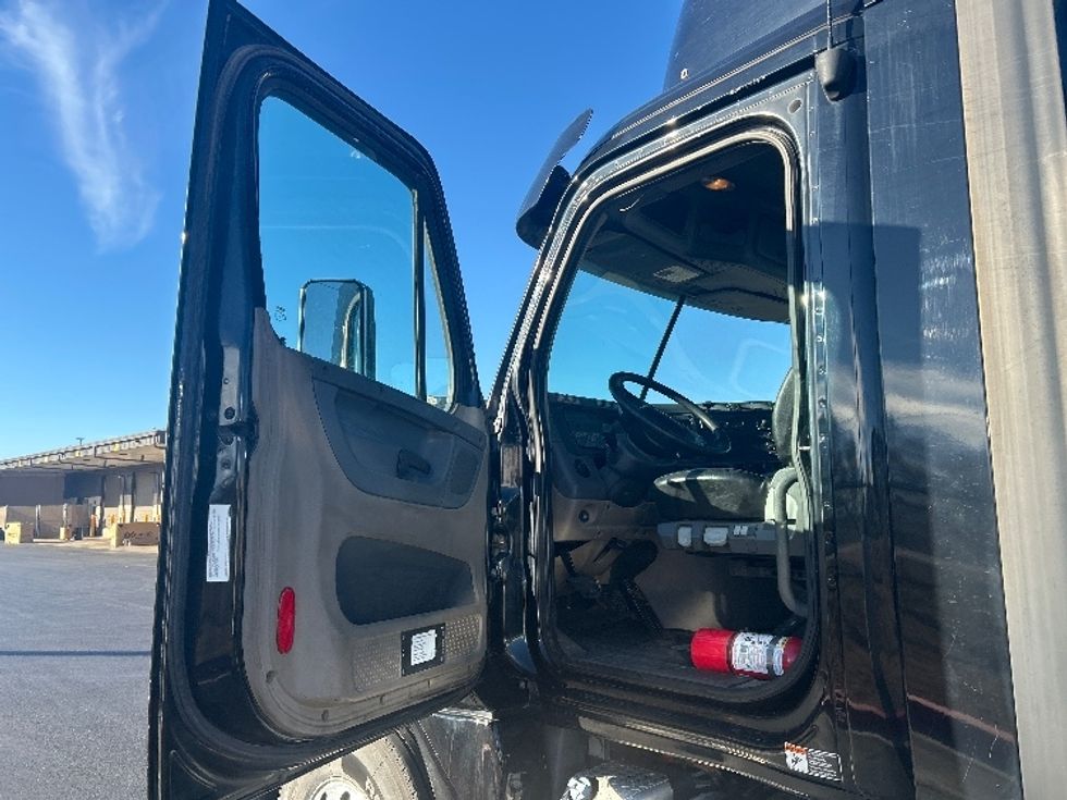 Day Cab Tractor-Heavy Duty Tractors-Freightliner-2017-Cascadia 12564ST-Lowell-AR-452,430\n\t\tmiles-$ 31,500 - Image 9