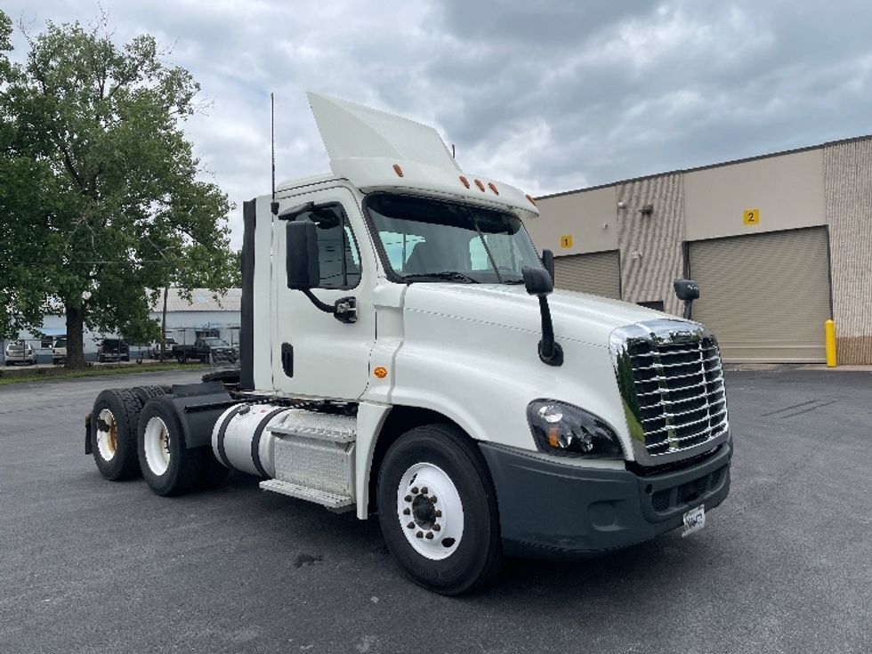 Day Cab Tractor-Heavy Duty Tractors-Freightliner-2017-Cascadia 12564ST-Middlefield-OH-607,272\n\t\tmiles-$ 30,250 - Image 1