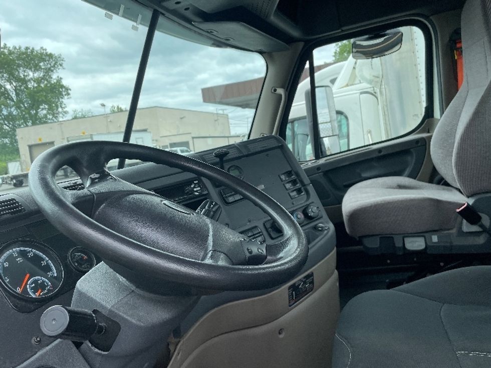 Day Cab Tractor-Heavy Duty Tractors-Freightliner-2017-Cascadia 12564ST-Middlefield-OH-607,272\n\t\tmiles-$ 30,250 - Image 10