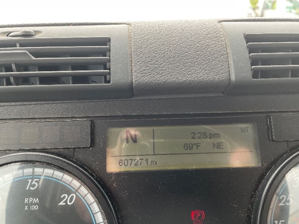 Day Cab Tractor-Heavy Duty Tractors-Freightliner-2017-Cascadia 12564ST-Middlefield-OH-607,272\n\t\tmiles-$ 30,250 - Image 11