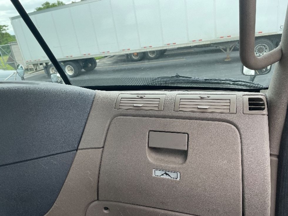 Day Cab Tractor-Heavy Duty Tractors-Freightliner-2017-Cascadia 12564ST-Middlefield-OH-607,272\n\t\tmiles-$ 30,250 - Image 13