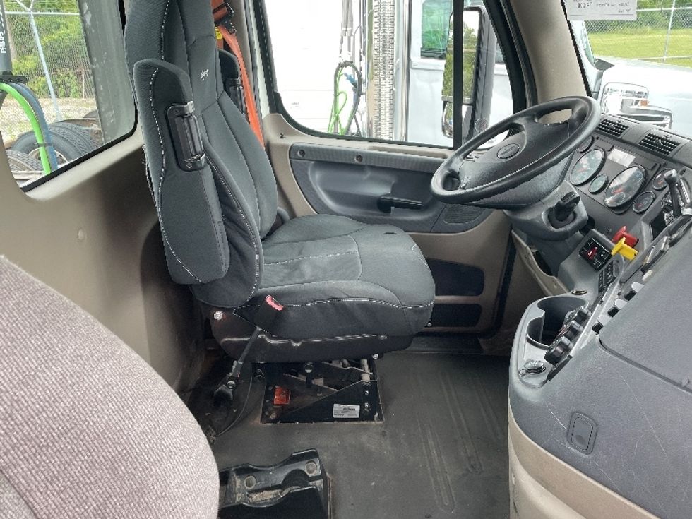 Day Cab Tractor-Heavy Duty Tractors-Freightliner-2017-Cascadia 12564ST-Middlefield-OH-607,272\n\t\tmiles-$ 30,250 - Image 14